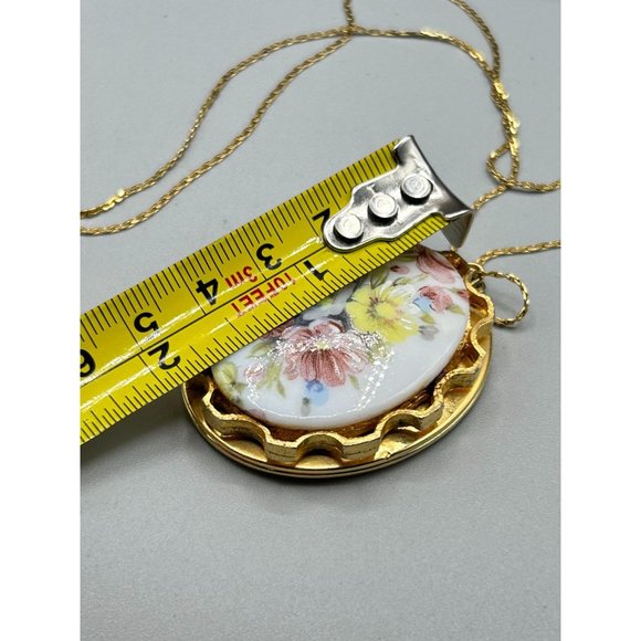 Vintage Floral Locket Gold Tone Necklace Oval Picture Holder Keepsake Floral - Picture 8 of 8